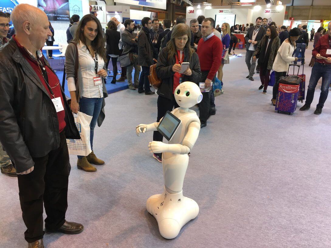 Els avenços tecnològics i diverses novetats han estat presents a la Fira Expodental Madrid, aquest robot oferia explicacions als visitants i la Dra. Jennifer Martín es diverteix escoltant-les
