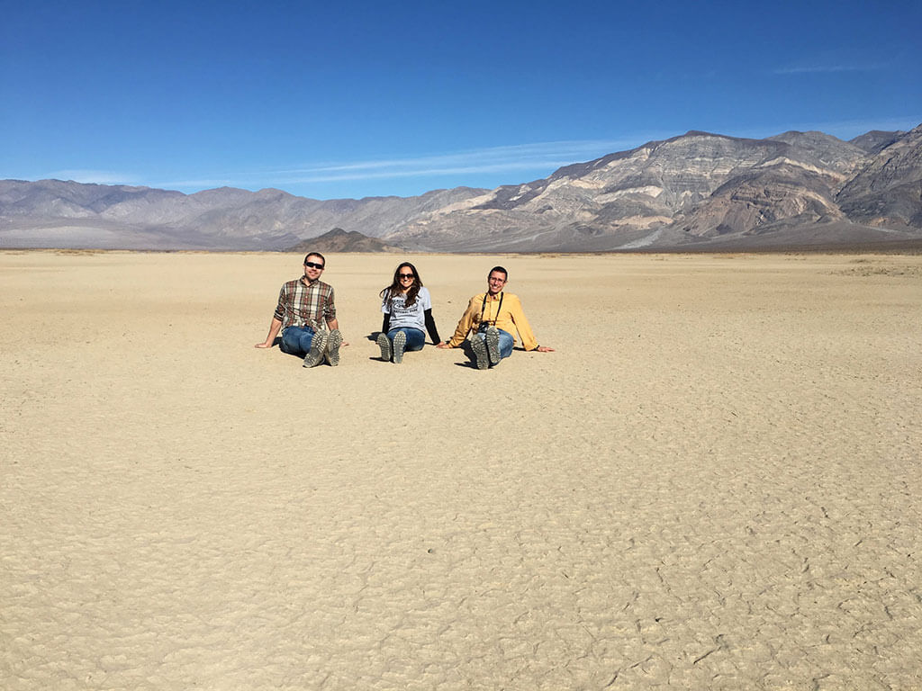 Els Drs. Josep Lluís Padrós, Esteve Padrós i la Dra. Jennifer Martín de visita al desert Death Valley
