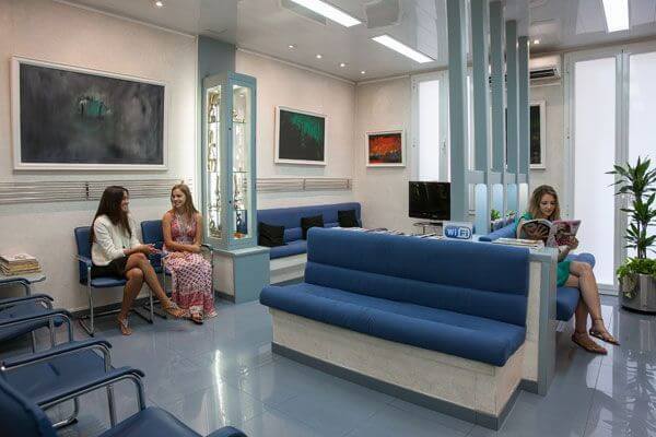 Fotografia de la confortable sala d'espera a la nostra Clínica Dental Padrós - Dentista a Barcelona Fotografia de la confortable sala d'espera a la nostra Clínica Dental Padrós - Dentista a Barcelona