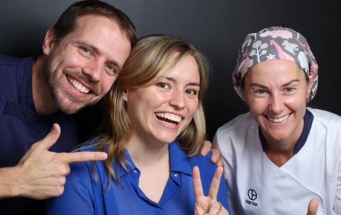 Després de l'estudi d'estètica dental i el tractament de carilles de compòsit, junt a l'equip mèdic Després de l'estudi d'estètica dental i el tractament de carilles de compòsit, junt a l'equip mèdic
