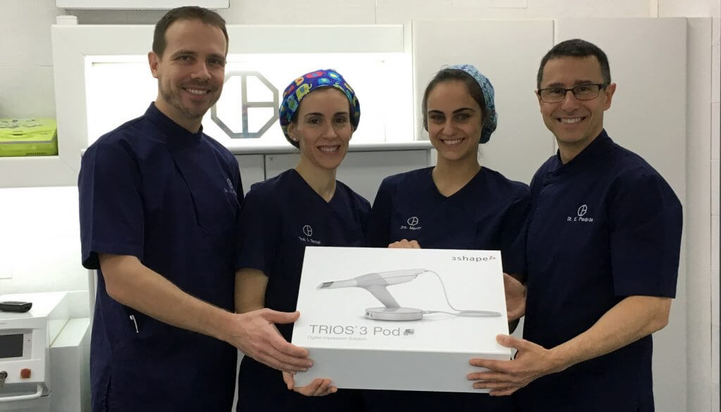 L'equip de Clínica Padrós mostra orgullós la seva nova incorporació tecnològica, el nou escànner intraoral Trios de 3shape L'equip de Clínica Padrós mostra orgullós la seva nova incorporació tecnològica, el nou escànner intraoral Trios de 3shape