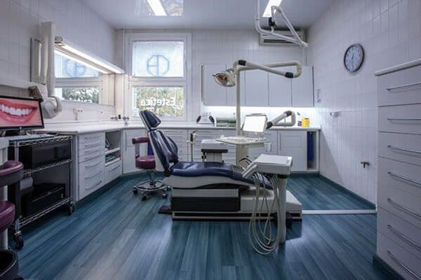 Clínica Dental Padrós a Barcelona compta amb 6 amplis boxes molt lluminosos Clínica Dental Padrós a Barcelona compta amb 6 amplis boxes molt lluminosos